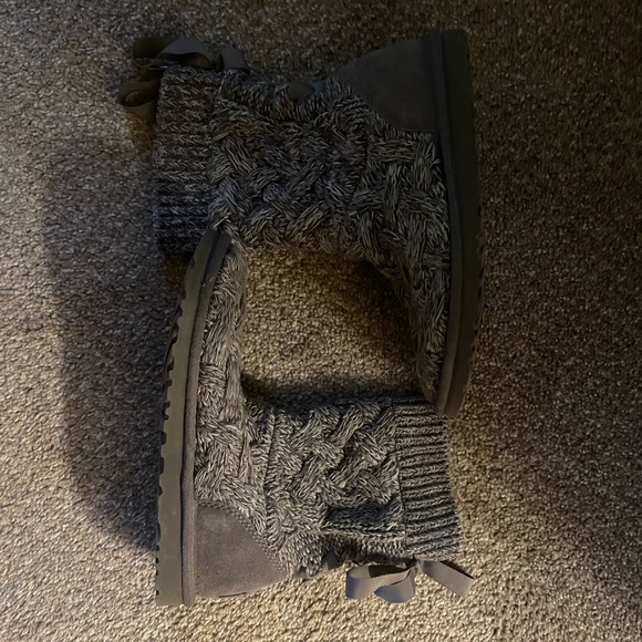Gray sweater UGG short boots - Picture 5 of 5